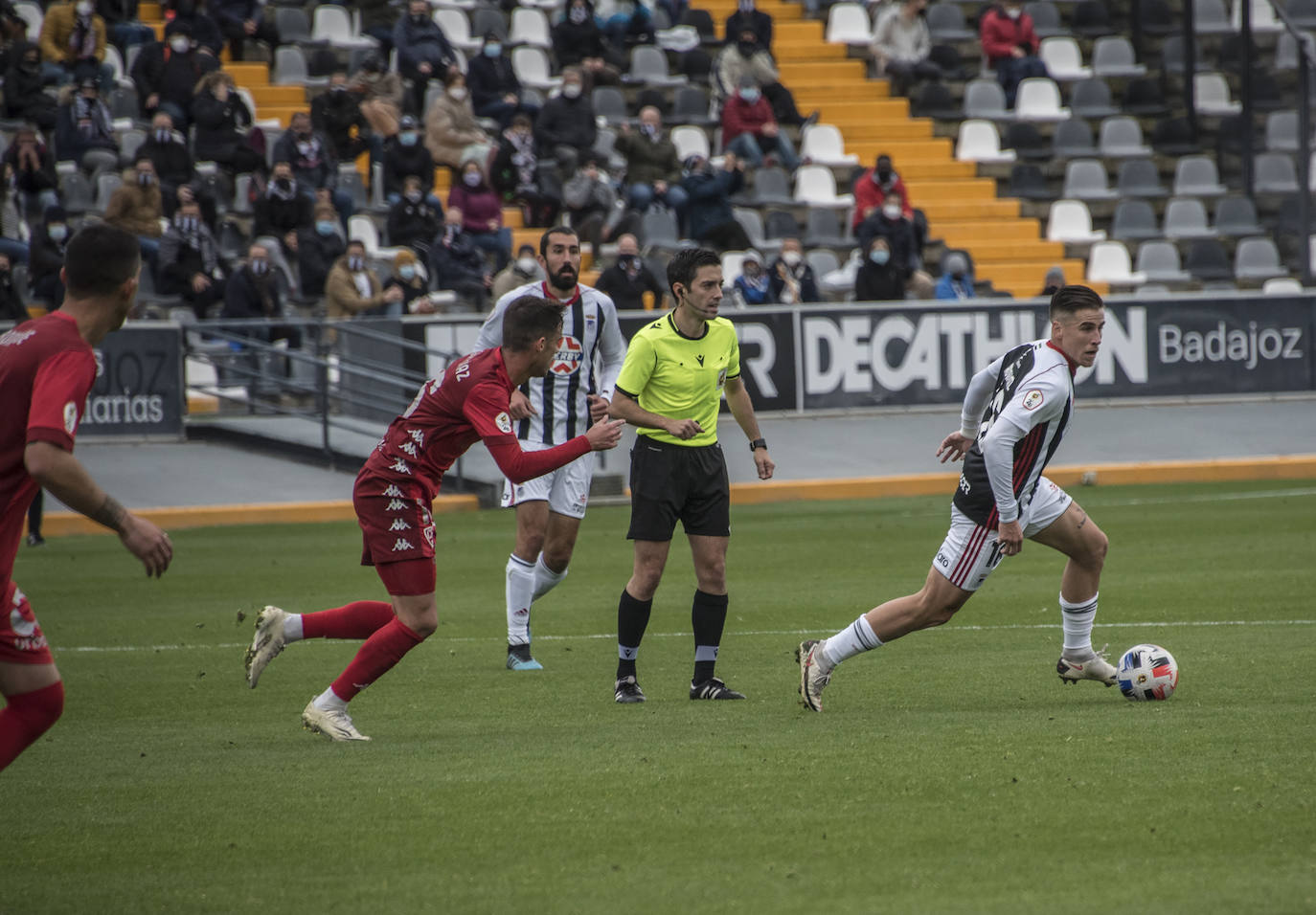 El Villanovense exprime al límite al conjunto pacense que gracias al gol de Pablo Vázquez sale más líder del derbi y ya es campeón de invierno