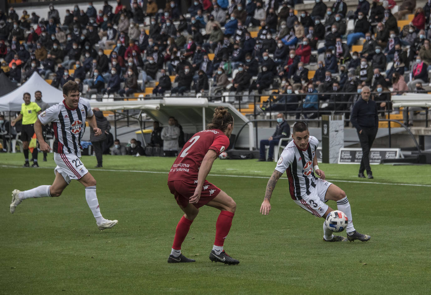 El Villanovense exprime al límite al conjunto pacense que gracias al gol de Pablo Vázquez sale más líder del derbi y ya es campeón de invierno