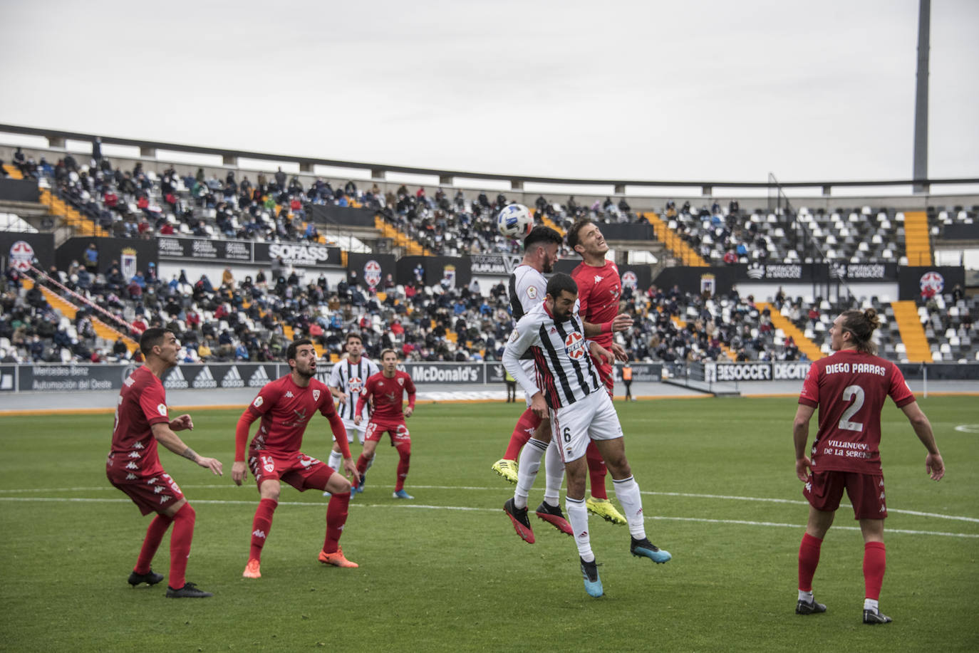 El Villanovense exprime al límite al conjunto pacense que gracias al gol de Pablo Vázquez sale más líder del derbi y ya es campeón de invierno