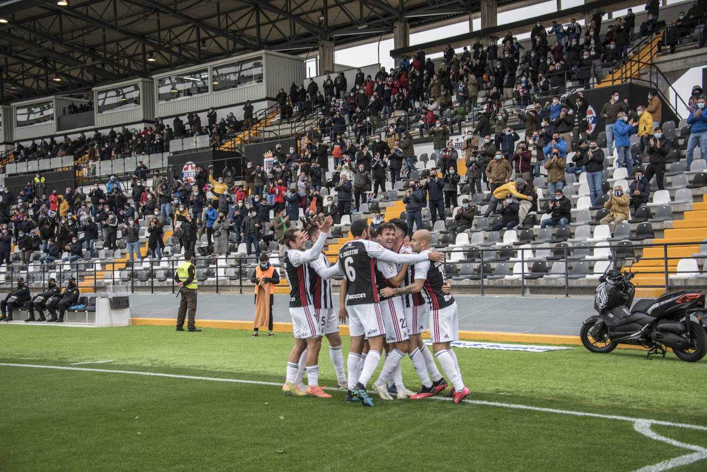 El Villanovense exprime al límite al conjunto pacense que gracias al gol de Pablo Vázquez sale más líder del derbi y ya es campeón de invierno