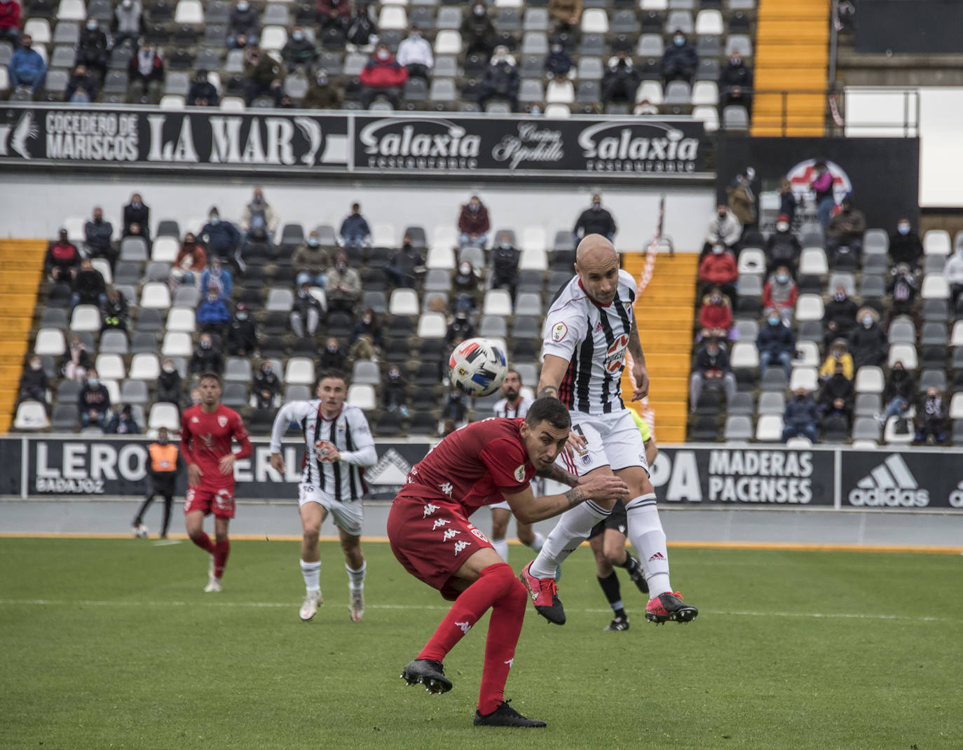 El Villanovense exprime al límite al conjunto pacense que gracias al gol de Pablo Vázquez sale más líder del derbi y ya es campeón de invierno