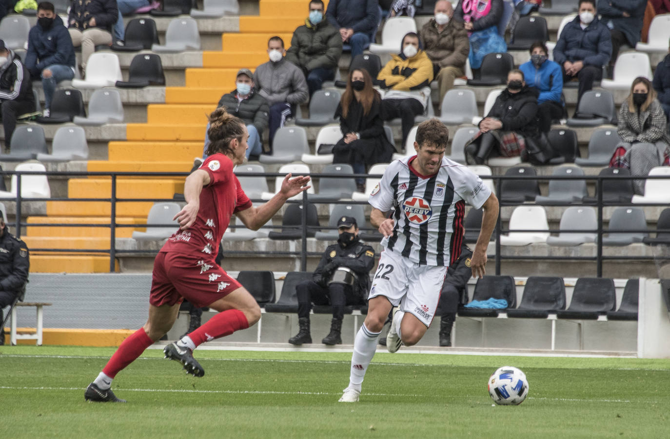 El Villanovense exprime al límite al conjunto pacense que gracias al gol de Pablo Vázquez sale más líder del derbi y ya es campeón de invierno