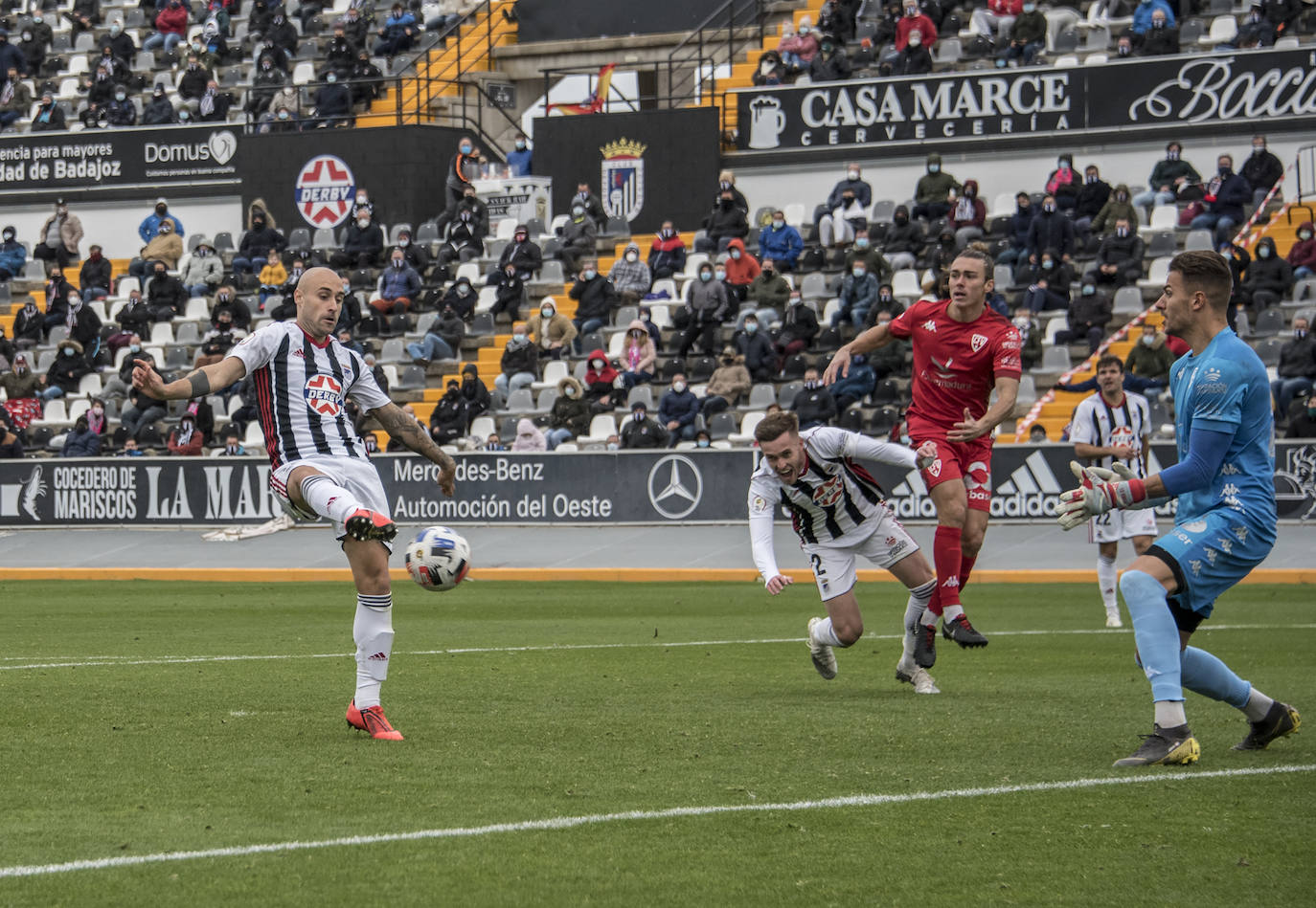 El Villanovense exprime al límite al conjunto pacense que gracias al gol de Pablo Vázquez sale más líder del derbi y ya es campeón de invierno