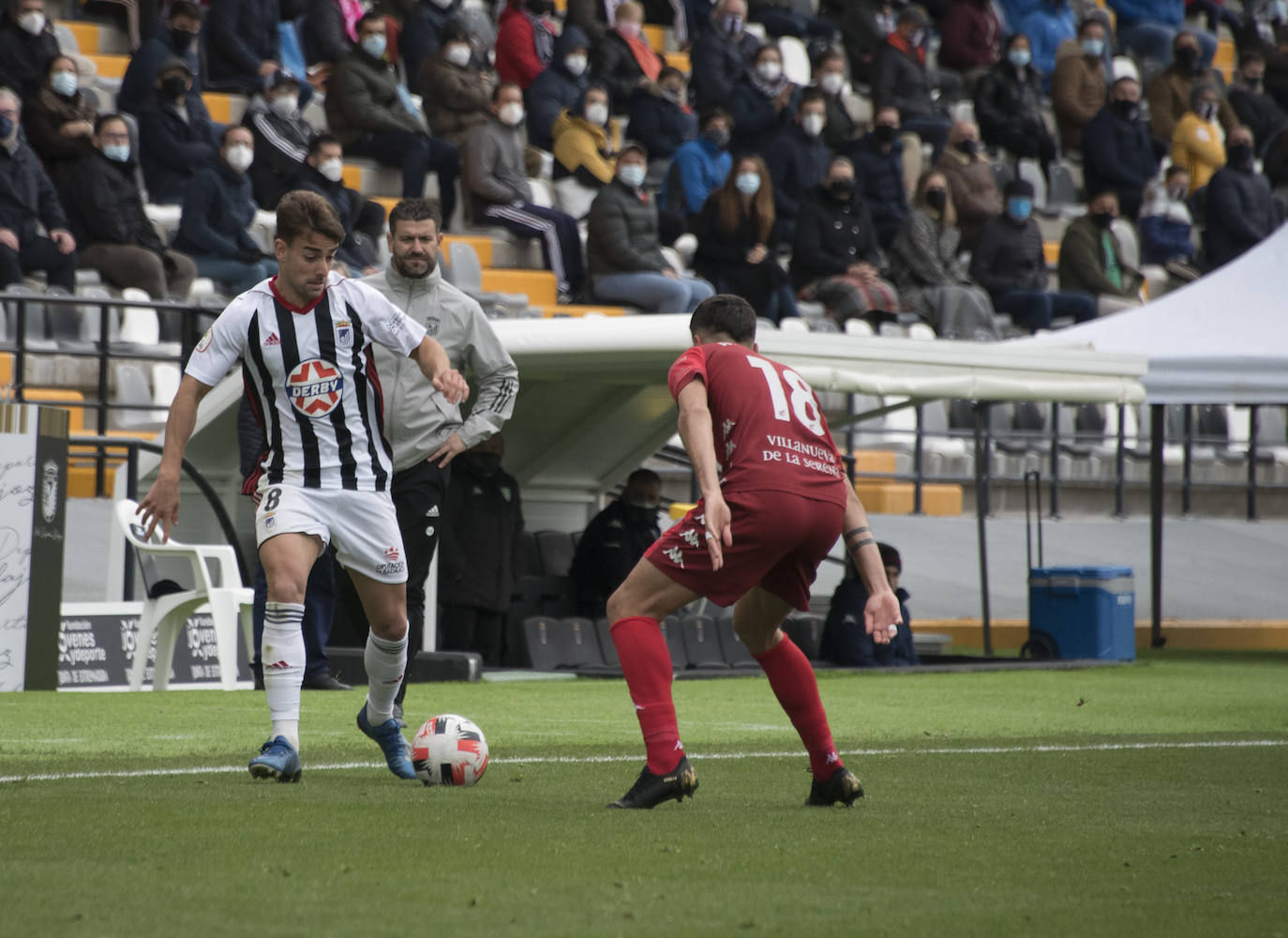 El Villanovense exprime al límite al conjunto pacense que gracias al gol de Pablo Vázquez sale más líder del derbi y ya es campeón de invierno