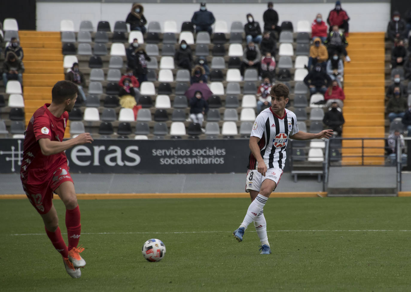 El Villanovense exprime al límite al conjunto pacense que gracias al gol de Pablo Vázquez sale más líder del derbi y ya es campeón de invierno