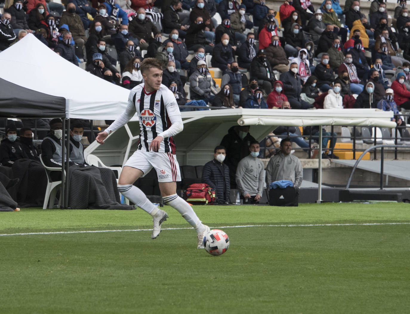 El Villanovense exprime al límite al conjunto pacense que gracias al gol de Pablo Vázquez sale más líder del derbi y ya es campeón de invierno