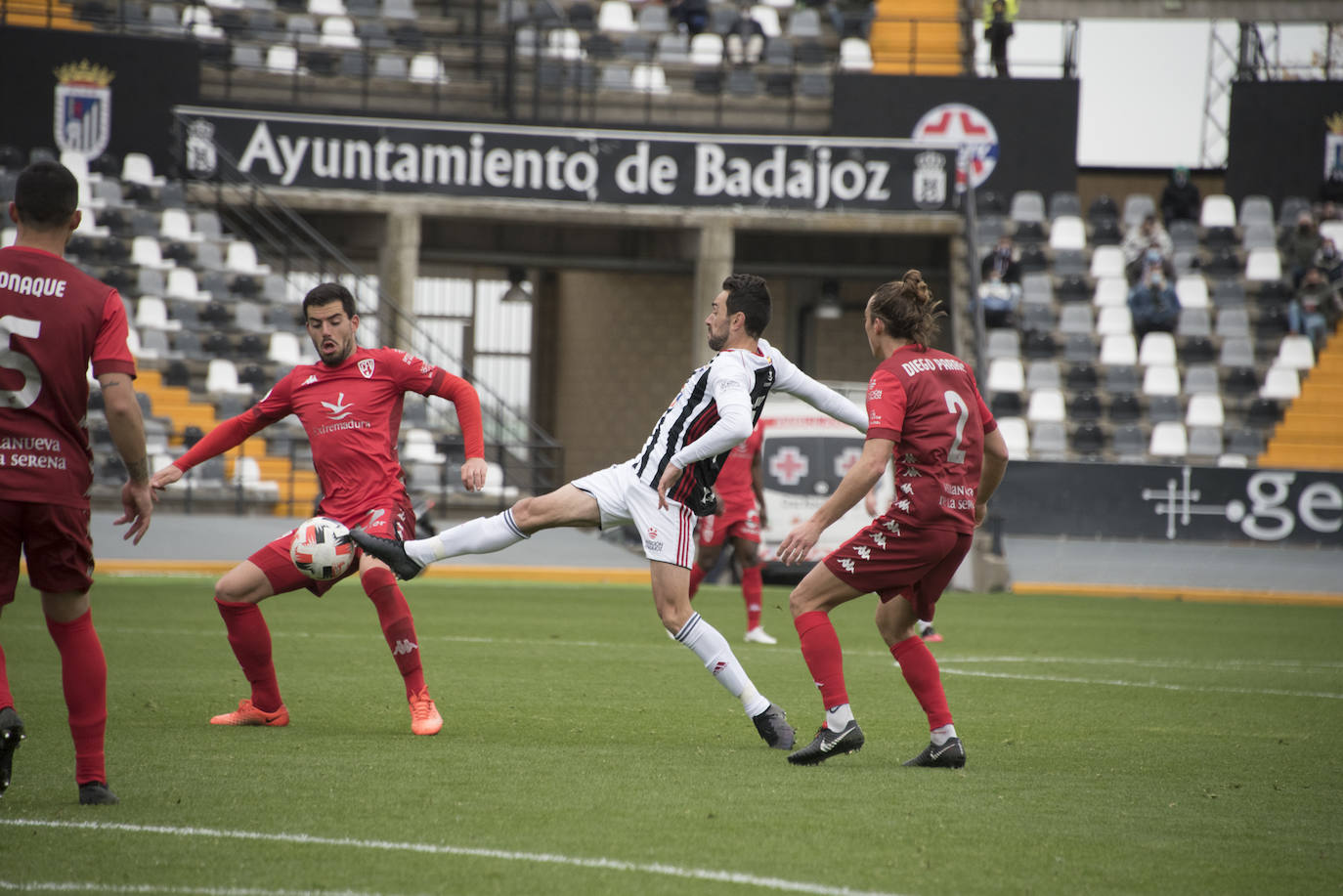 El Villanovense exprime al límite al conjunto pacense que gracias al gol de Pablo Vázquez sale más líder del derbi y ya es campeón de invierno