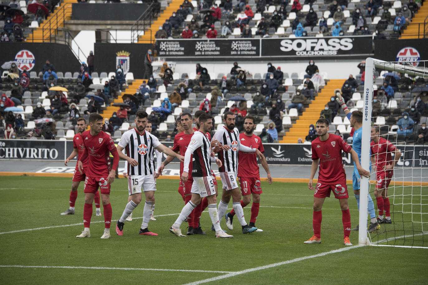 El Villanovense exprime al límite al conjunto pacense que gracias al gol de Pablo Vázquez sale más líder del derbi y ya es campeón de invierno