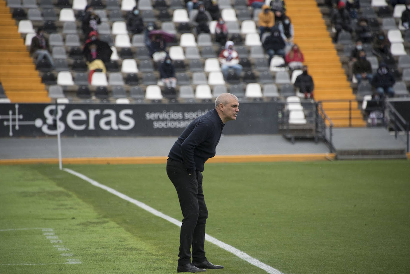 El Villanovense exprime al límite al conjunto pacense que gracias al gol de Pablo Vázquez sale más líder del derbi y ya es campeón de invierno