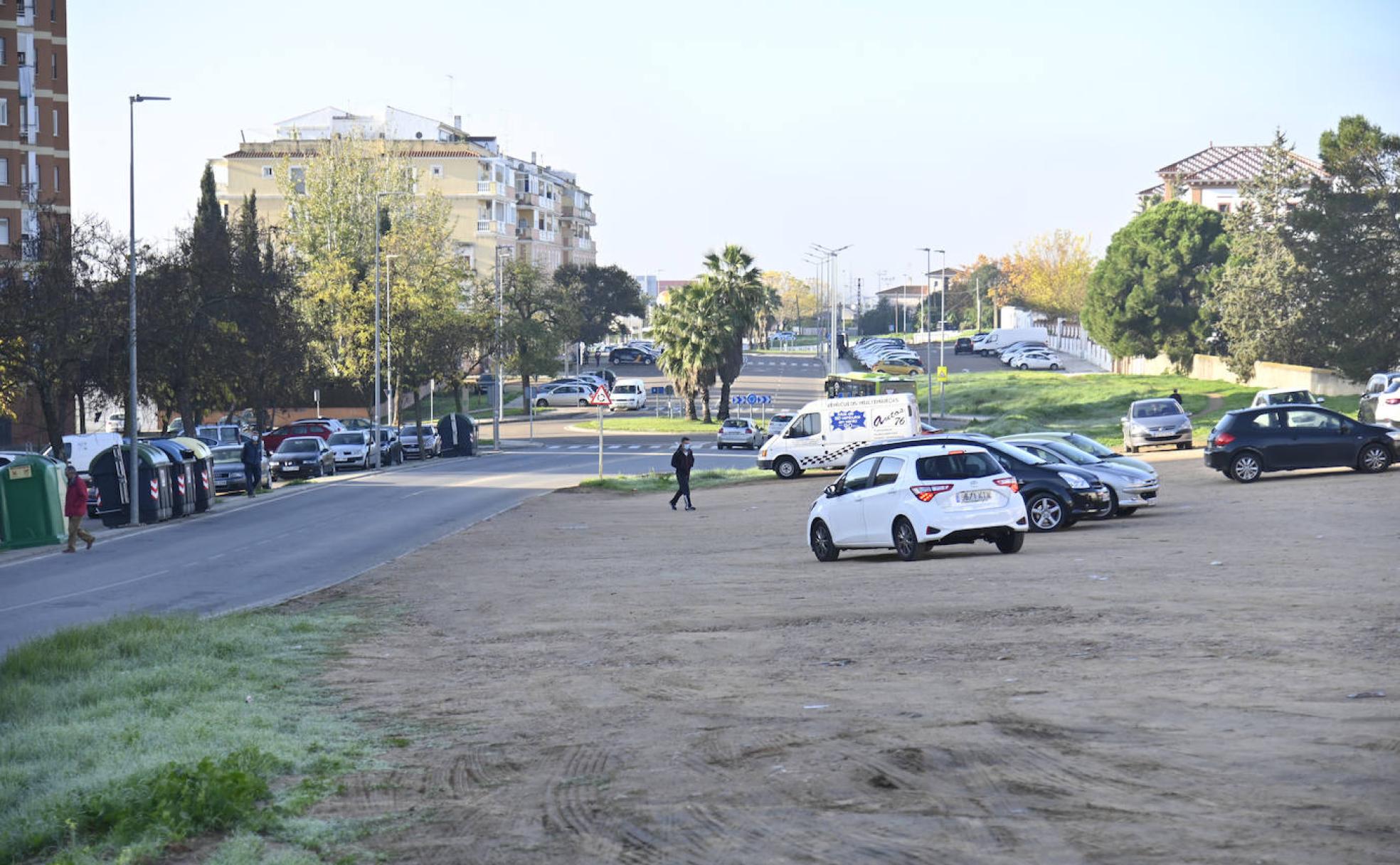 El solar de la avenida Saavedra Martínez en el que irán los nuevos carriles, carril bici y aparcamientos. 