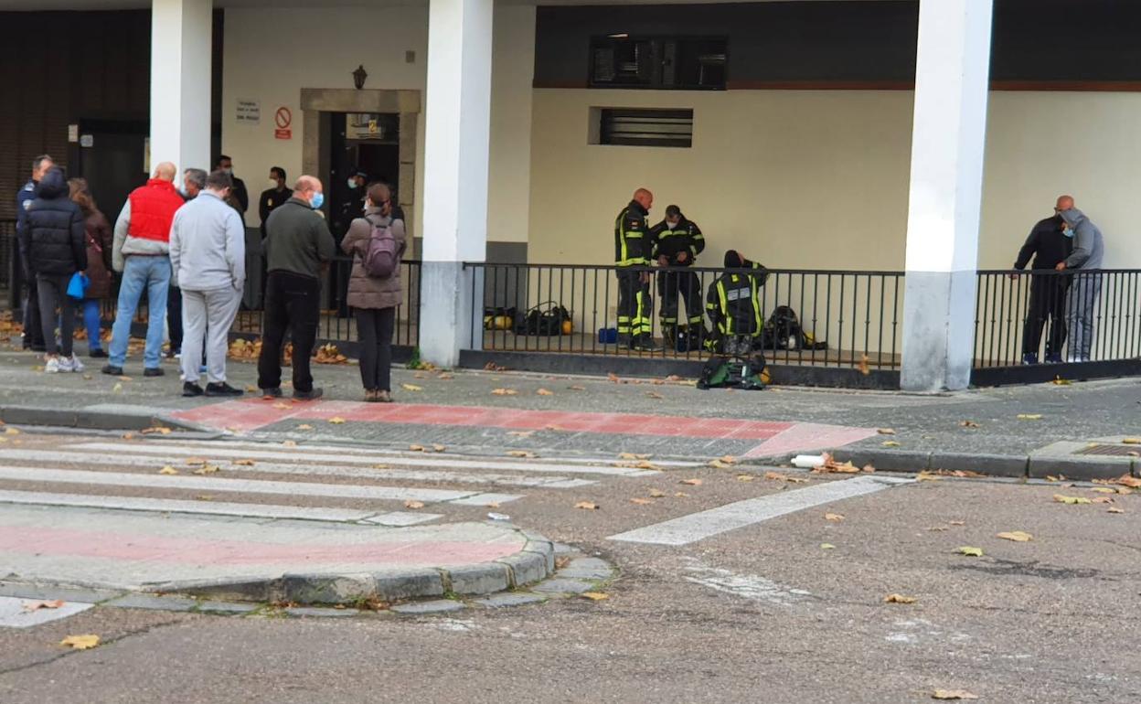 Bomberos y vecinos en el lugar del suceso. 