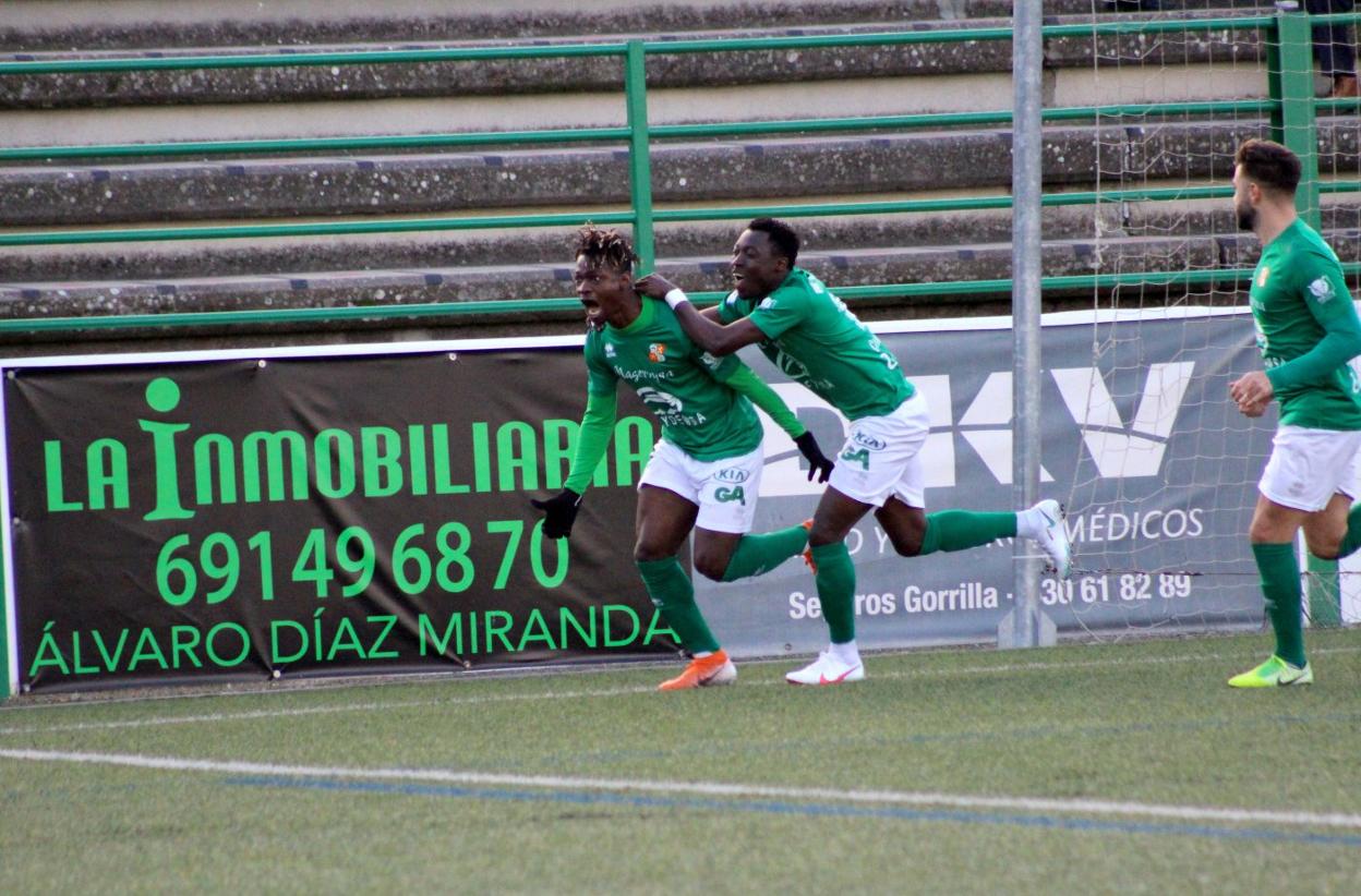 Eric Samé celebra el 1-0 en los primeros instantes. 