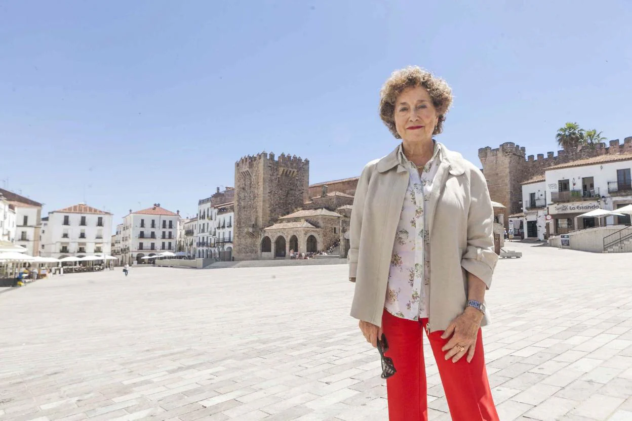 María del Mar Lozano Bartolozzi en la Plaza Mayor de Cáceres. 