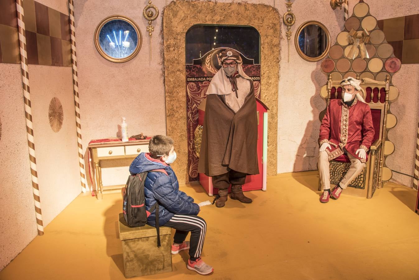 Una niña le entrega la carta de los Reyes Magos al embajador real en el templete del Paseo de San Francisco