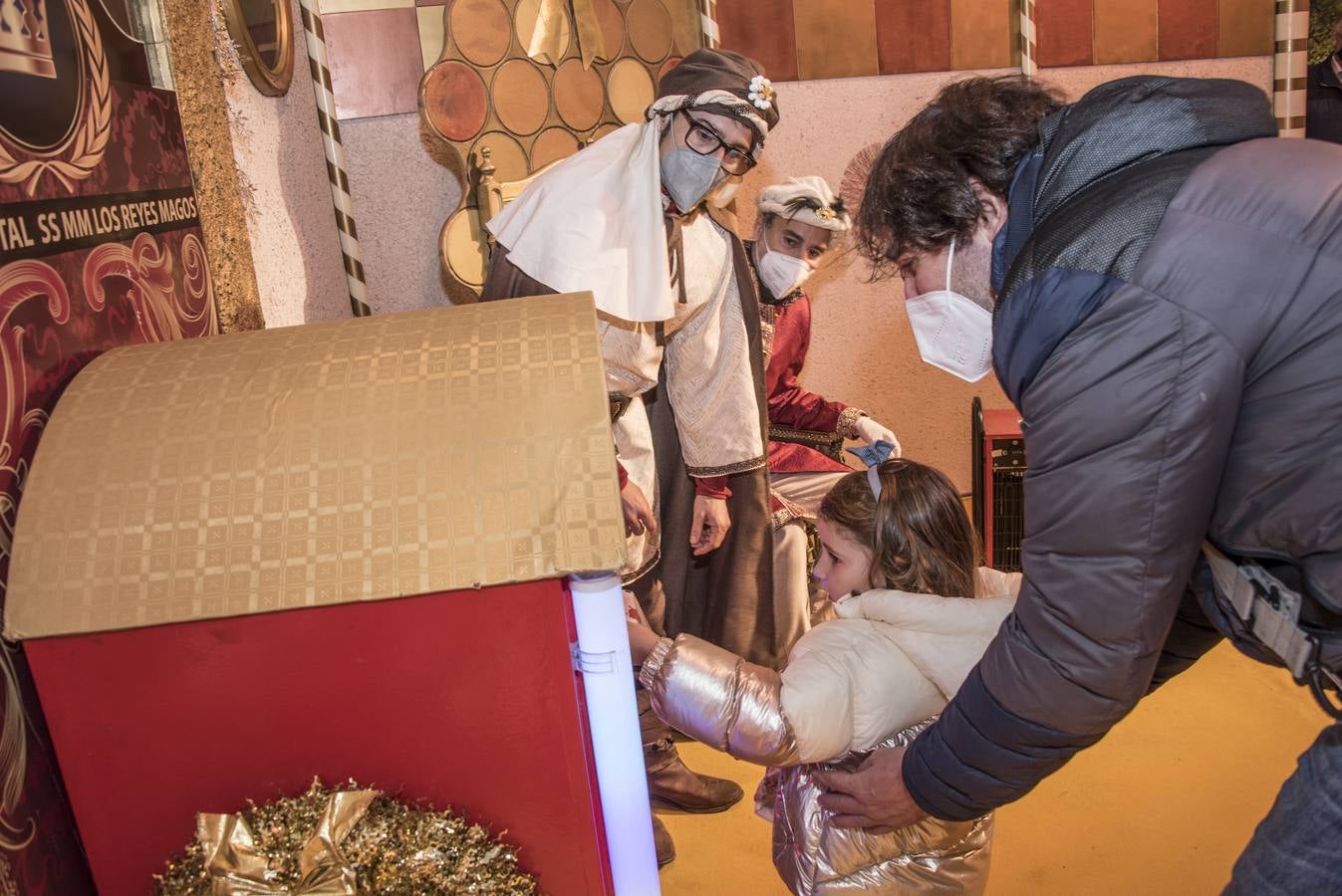Una niña le entrega la carta de los Reyes Magos al embajador real en el templete del Paseo de San Francisco