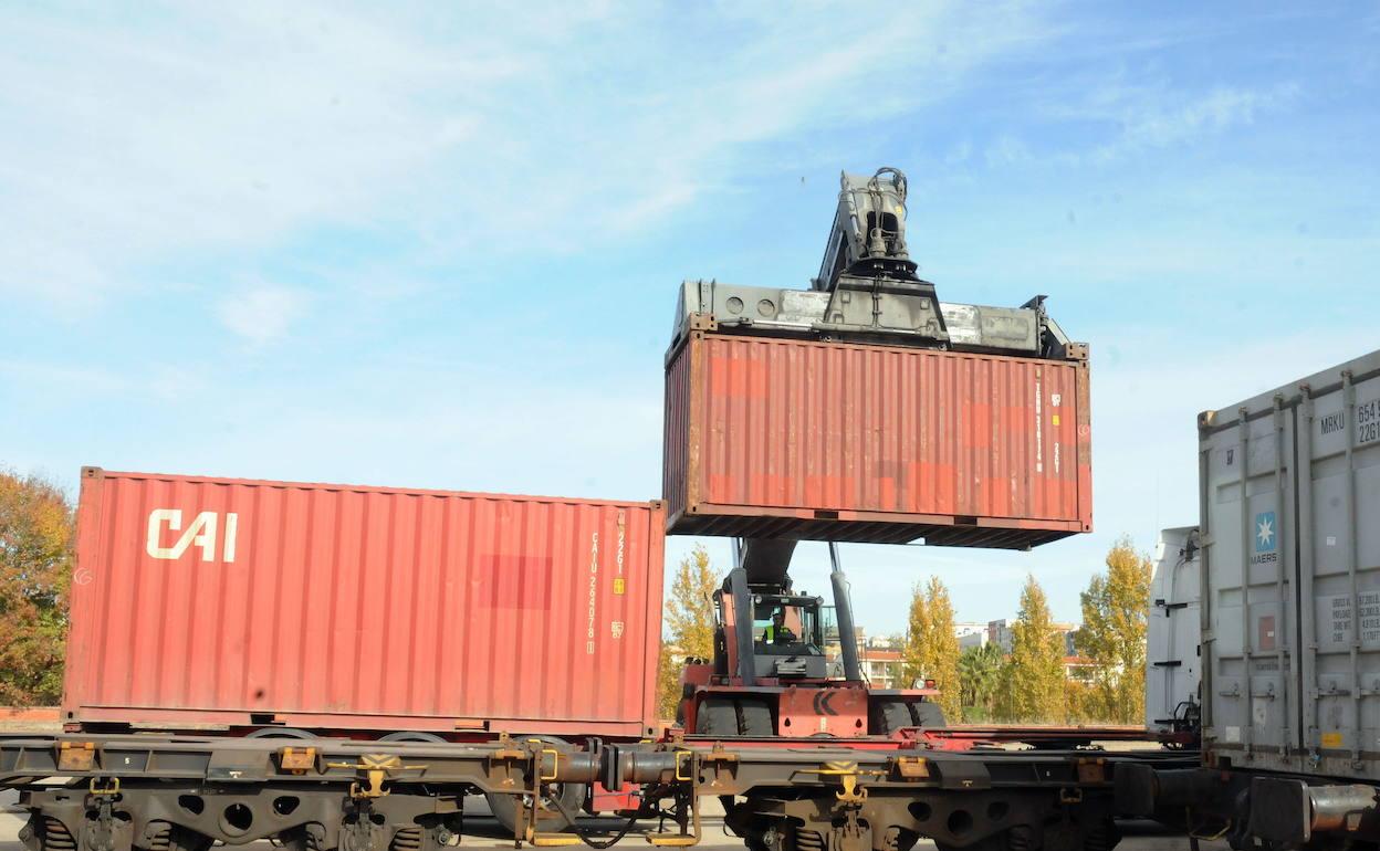 Tren de mercancías en la terminal de carga de Mérida. 