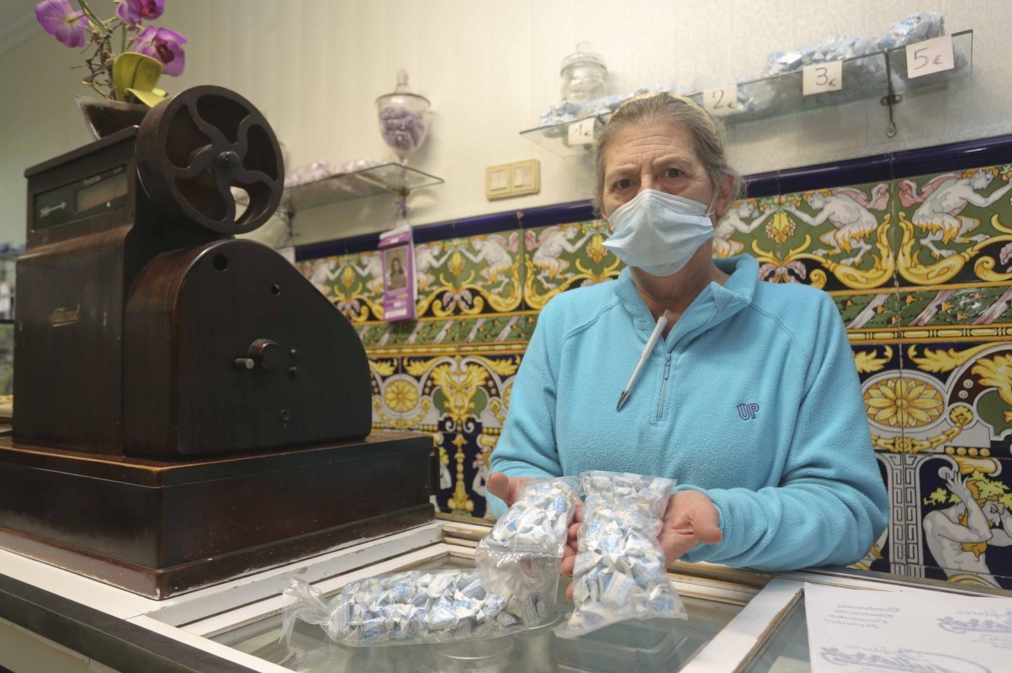 María del Carmen Alcón muestra varias bolsitas con caramelos de la Mártir, uno de los productos estrella de la Confitería Gutiérrez. 