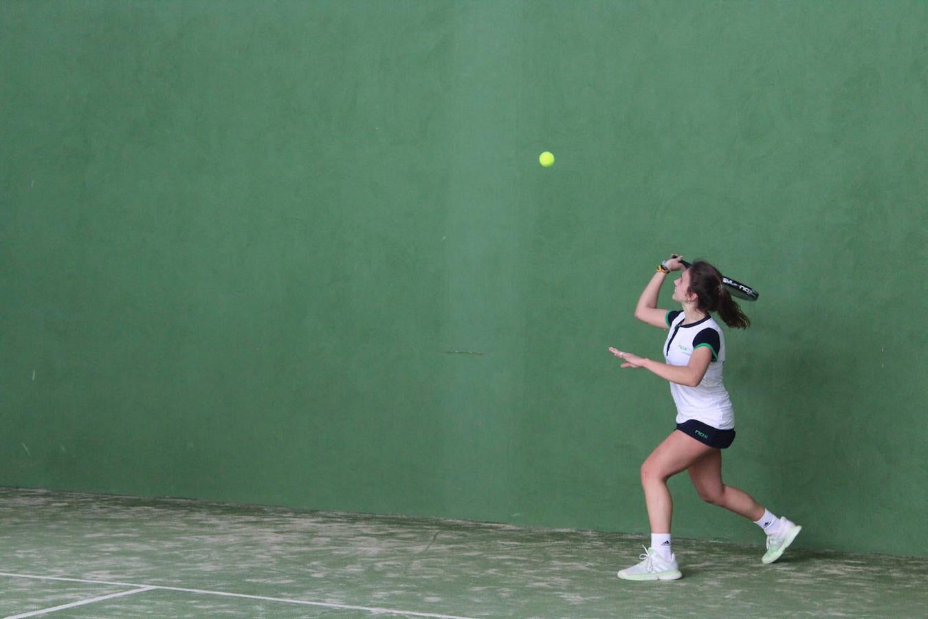 Yajaira Barrena devuelve la bola