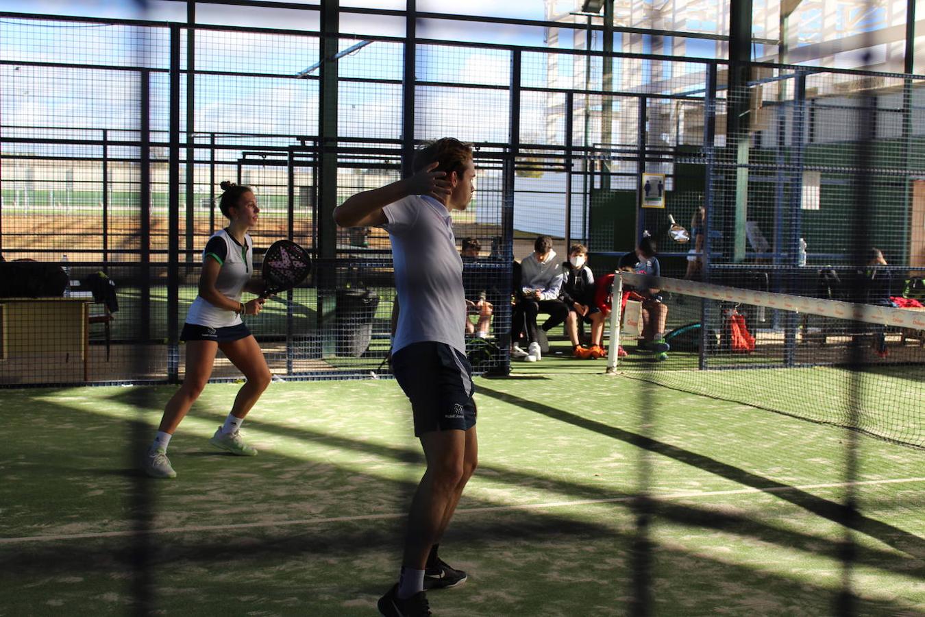 Álvaro Talero y Yajaira Barrena tratan de devolver una bola