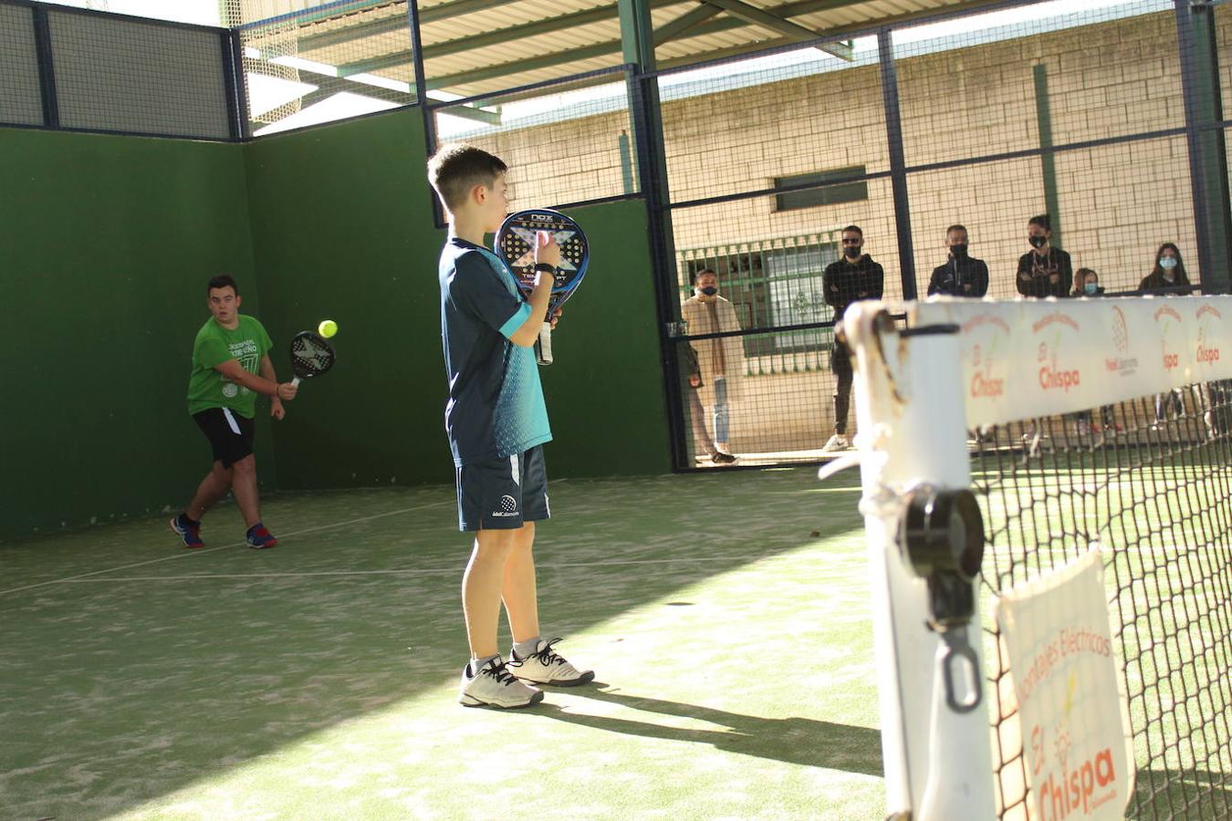 Iker Hormigo espera a que su compañero Alberto Barrena saque 