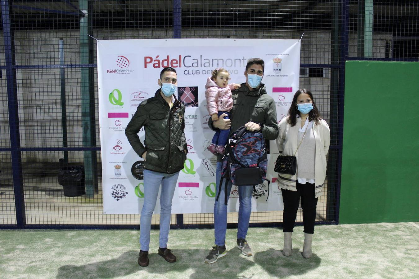 Juan Gómez recoge el premio de subcampeones de la 1ª categoría masculina B en ausencia de su compañero Manuel García