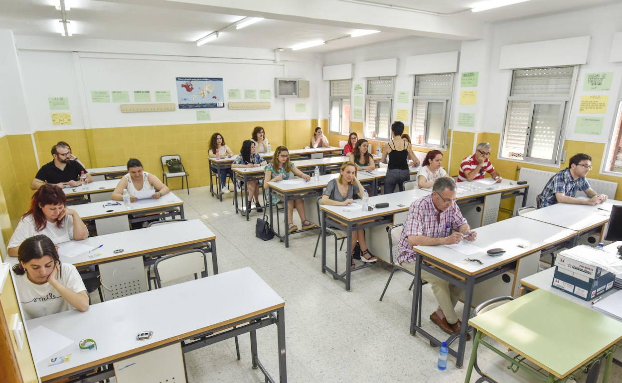 Aspirantes a profesores en las oposiciones de Secundaria de 2018 durante un examen en Badajoz.