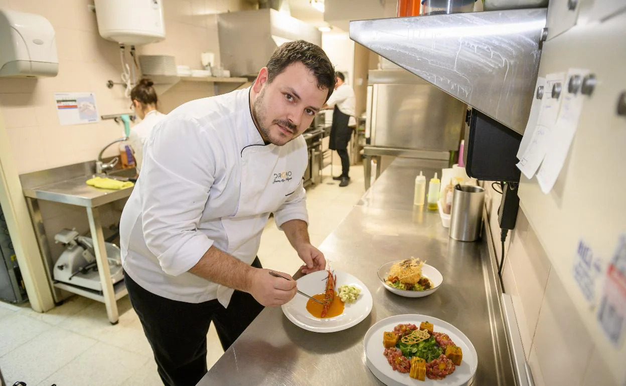 El chef Juanma Salgado en la cocina de Drómo en Badajoz.