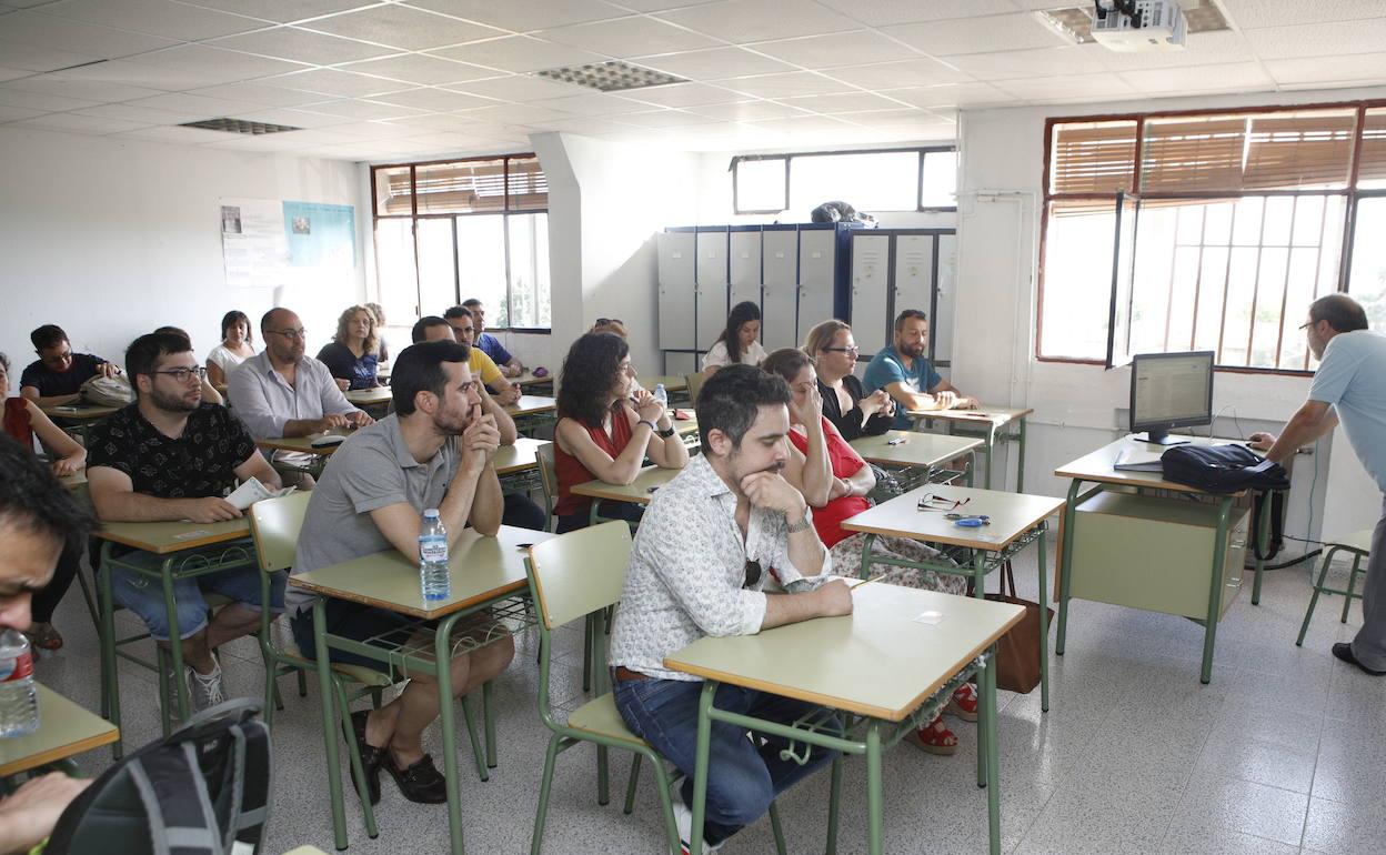 Opositores en la convocatoria de verano de 2018 de Secundaria, en un examen en Cáceres. 