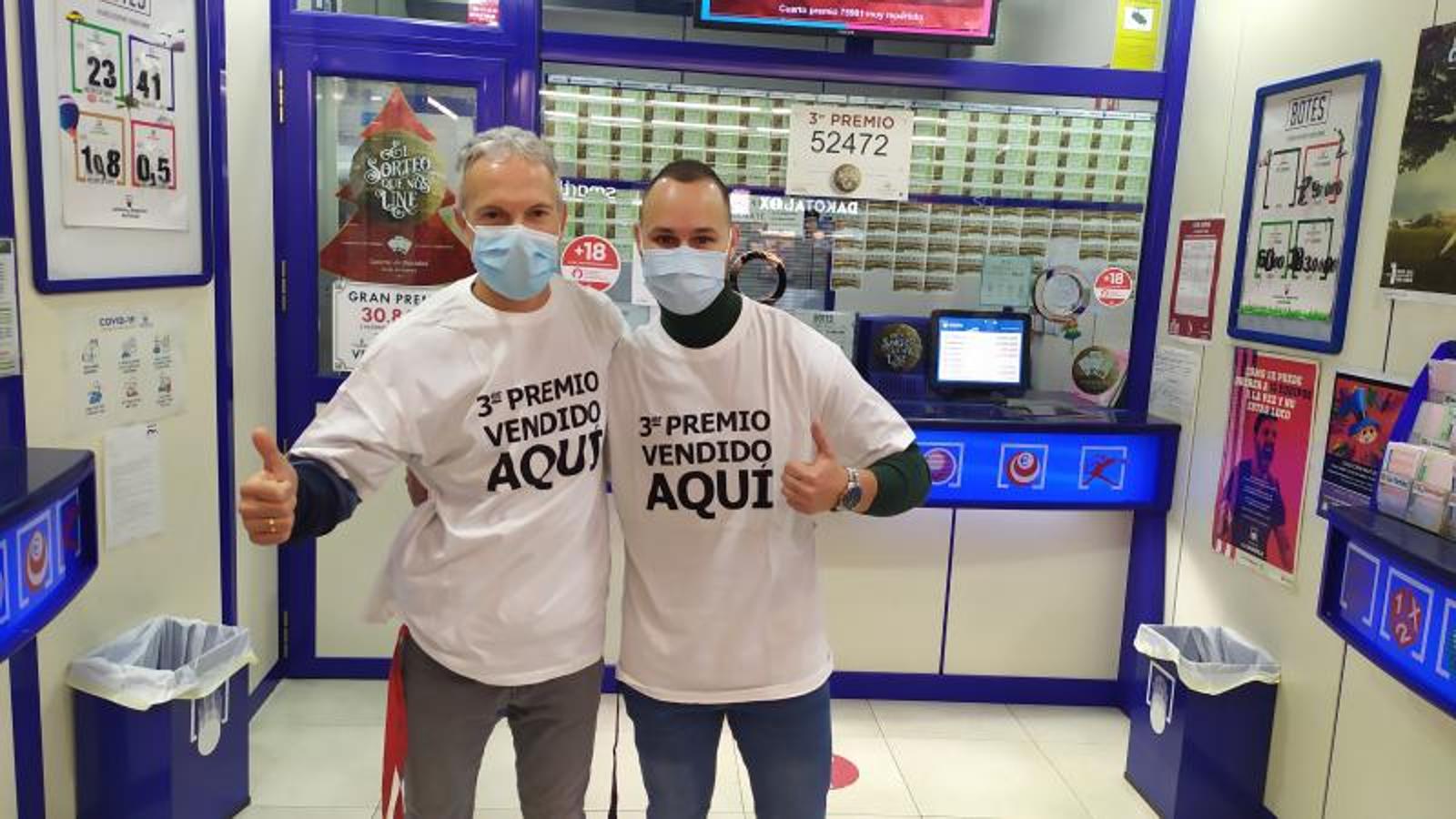 Dos loteros posan en la administración de lotería situada en la avenida del Mediterráneo de Cuenca.