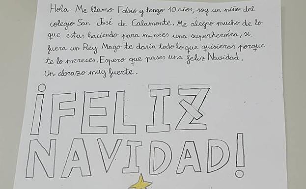 Imagen principal - En los textos, los niños agradecieron su labor a los sanitarios (arriba), aunque los más pequeños hicieron, sobre todo, dibujos (abajo a la izquierda). Juan Pablo Marín entregó todas las cartas a María José Sánchez Melo, directora médica del hospital emeritense (abajo a la derecha) 