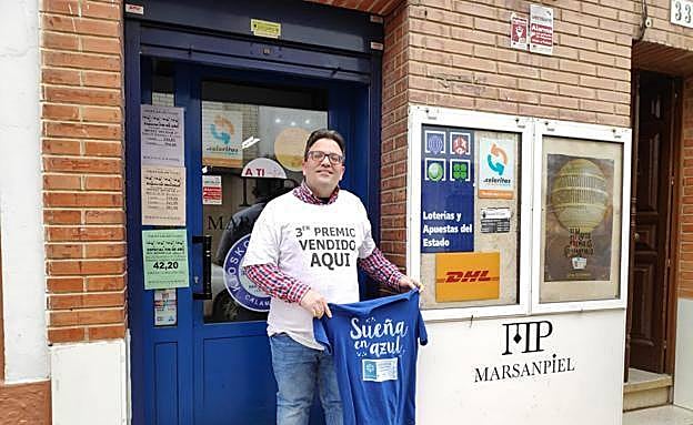 Juan Carlos posa frente a su administración el día que vendió el tercer premio de Navidad