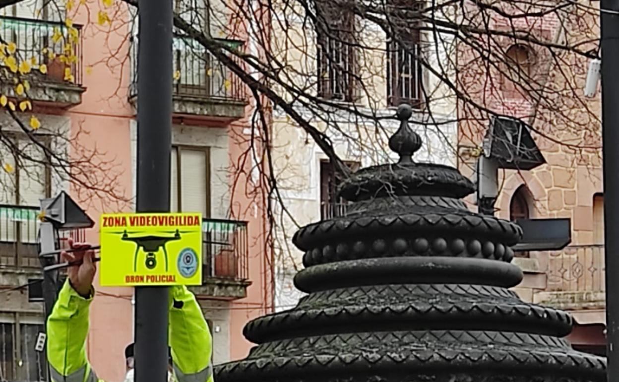 Señalizan las zonas con videovigilancia policial. 
