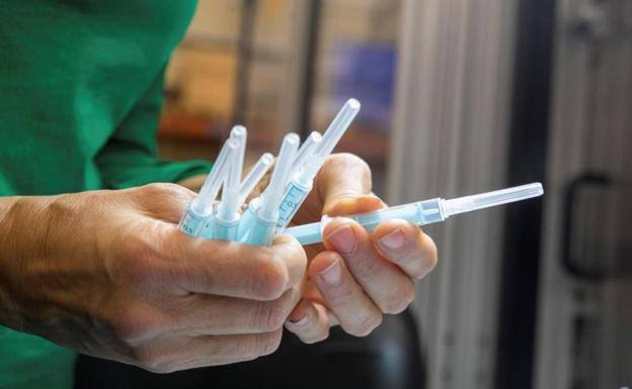 Jeringuillas preparadas para vacunación