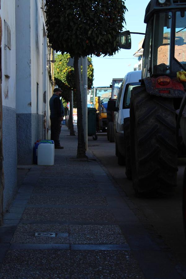 Los productos químicos descansan en la acera a la espera de ser introducidos en los tractores