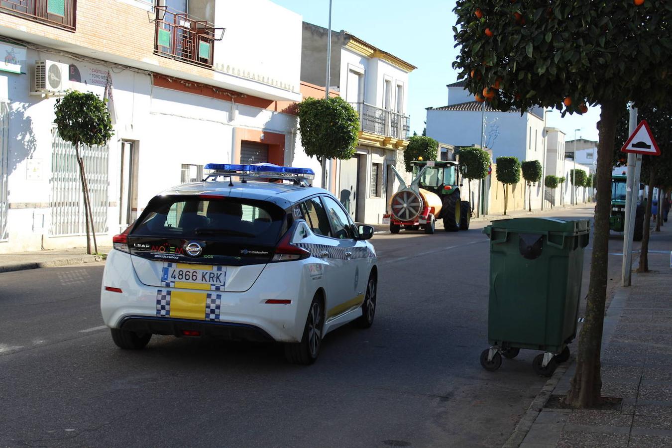 Un coche de la Policía local acompaña a algunos de los tractores para solventar cualquier posible inconveniente
