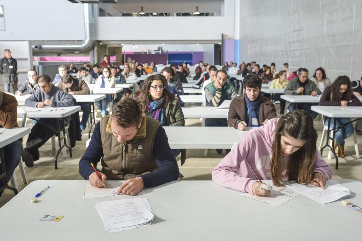 Opositores a plazas del Ayuntamiento de Badajoz en el año 2014. 