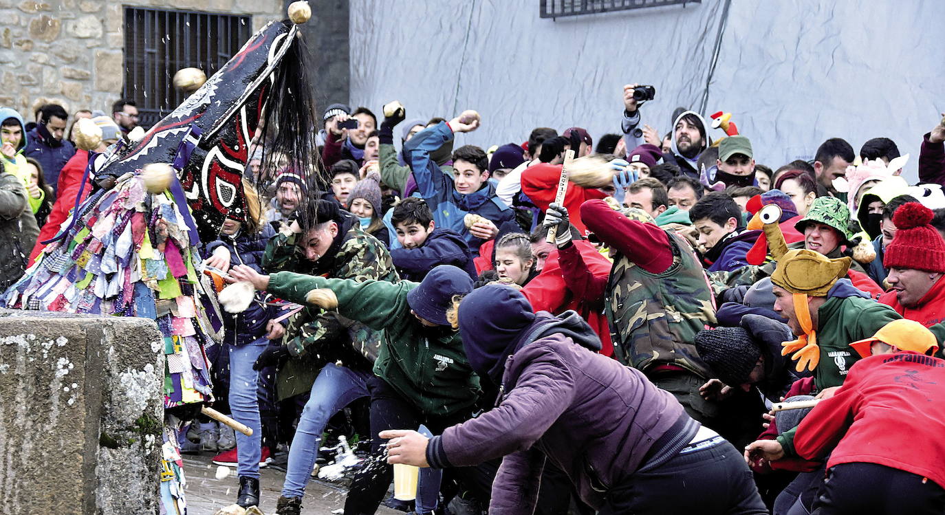 28 toneladas de nabos cayeron sobre el Jarramplas en la celebración anual de esta fiesta popular en Piornal.