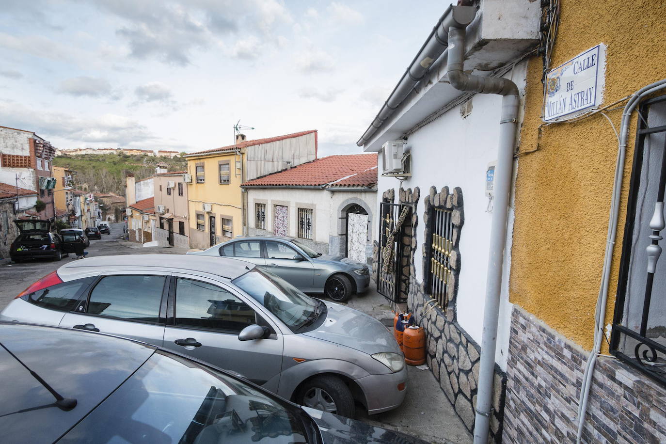 La placa con el nombre de Millán-Astray vuelve a lucir en San Lázaro. El fundador de la legión recupera así la vía a la que le daba nombre desde la década de los 70, en atención a una petición realizada entonces por la Hermandad de San Lázaro de caballeros legionarios, que fue aprobada en comisión municipal por unanimidad. 