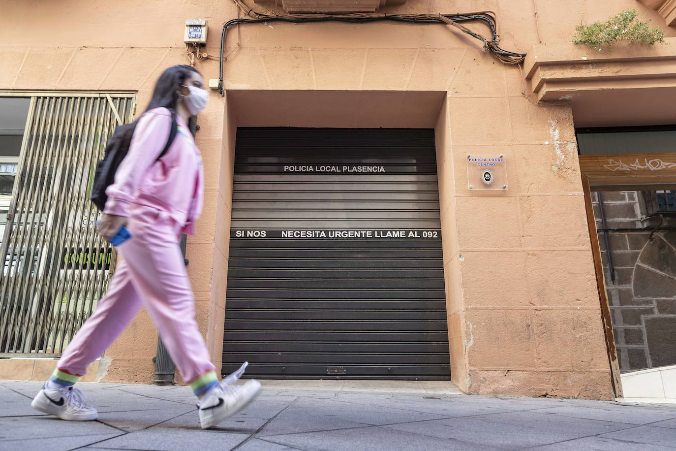 La Policía Local de Plasencia vuelve al centro de la ciudad tras el anuncio del concejal de Interior, David Dóniga, de recuperar el cuartelillo que ya estuvo operativo en la caeel delRey, a escasos metros de la entrada habitual de la Casa Consistorial.