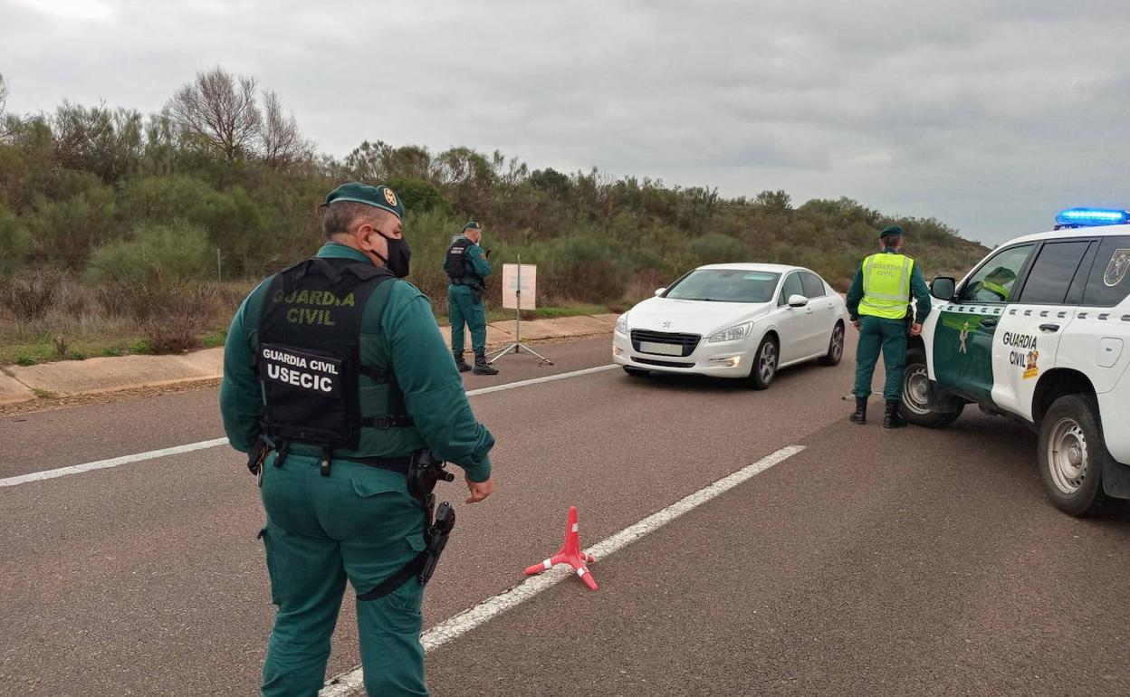 Controles en Extremadura para garantizar que se cumple el cierre perimetral.