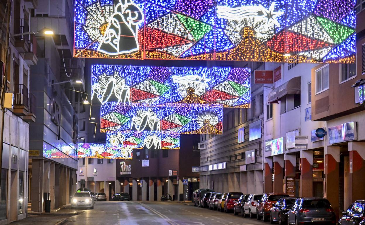 La calle Juan Carlos I, en Badajoz, vacía tras las campanadas.