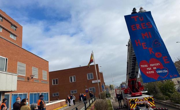 Los Reyes se ayudaron de una autoescala para llegar a las ventanas de los niños.