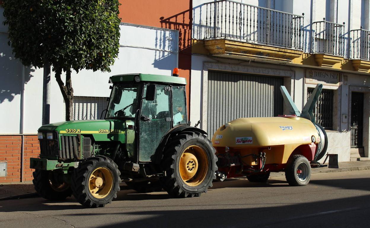 Uno de los tractores que desinfectaron el municipio el pasado 26 de diciembre