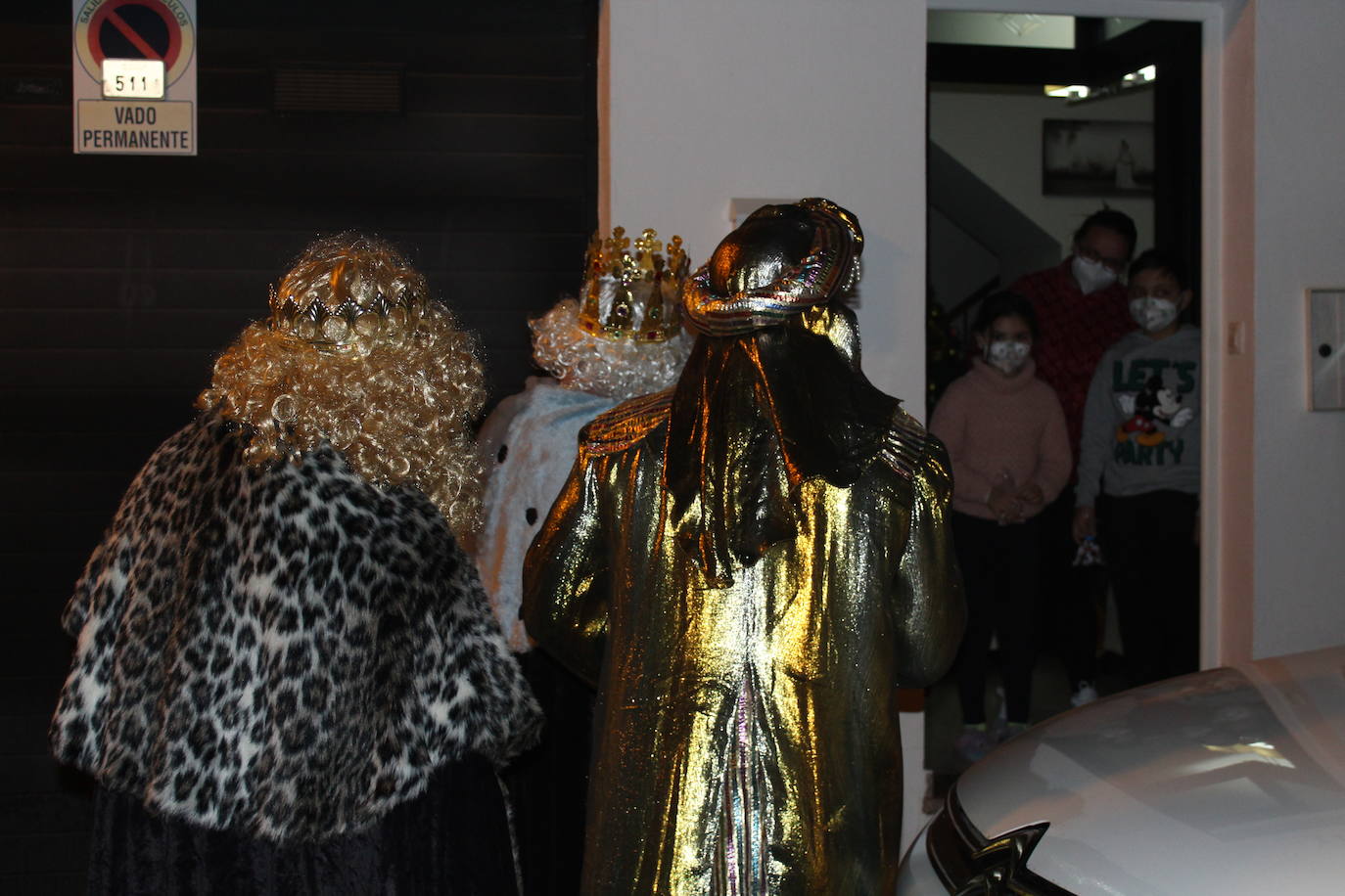 Dos hermanos confinados reciben en su propia casa la visita de los Reyes Magos