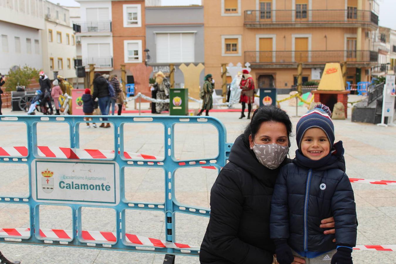 Olga Rodríguez, calamonteña afincada en Mallorca, disfrutando de la cabalgata estática junto a uno de sus hijos.