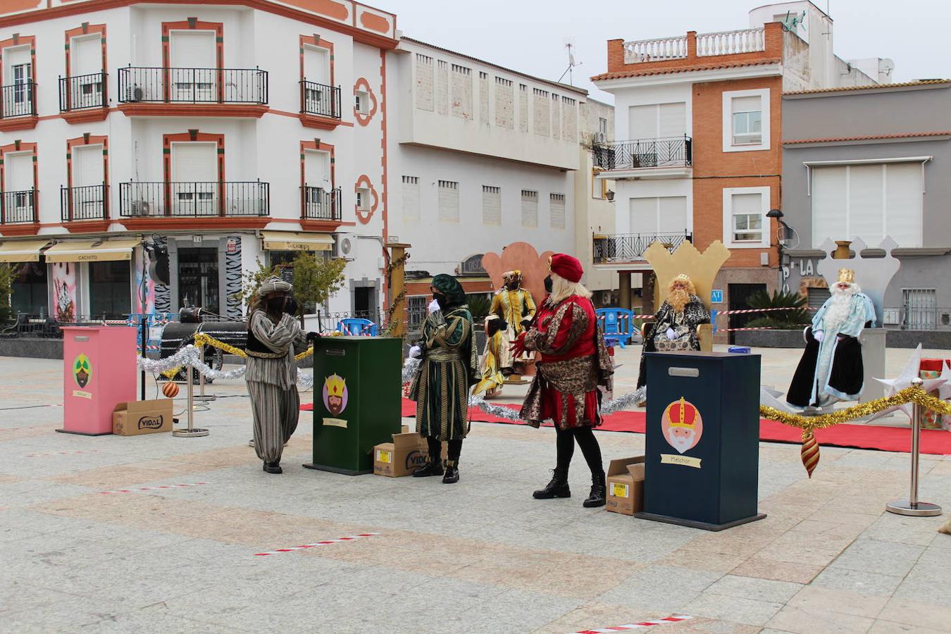 Los Reyes Magos guardaron la distancia de seguridad con sus respectivos pajes