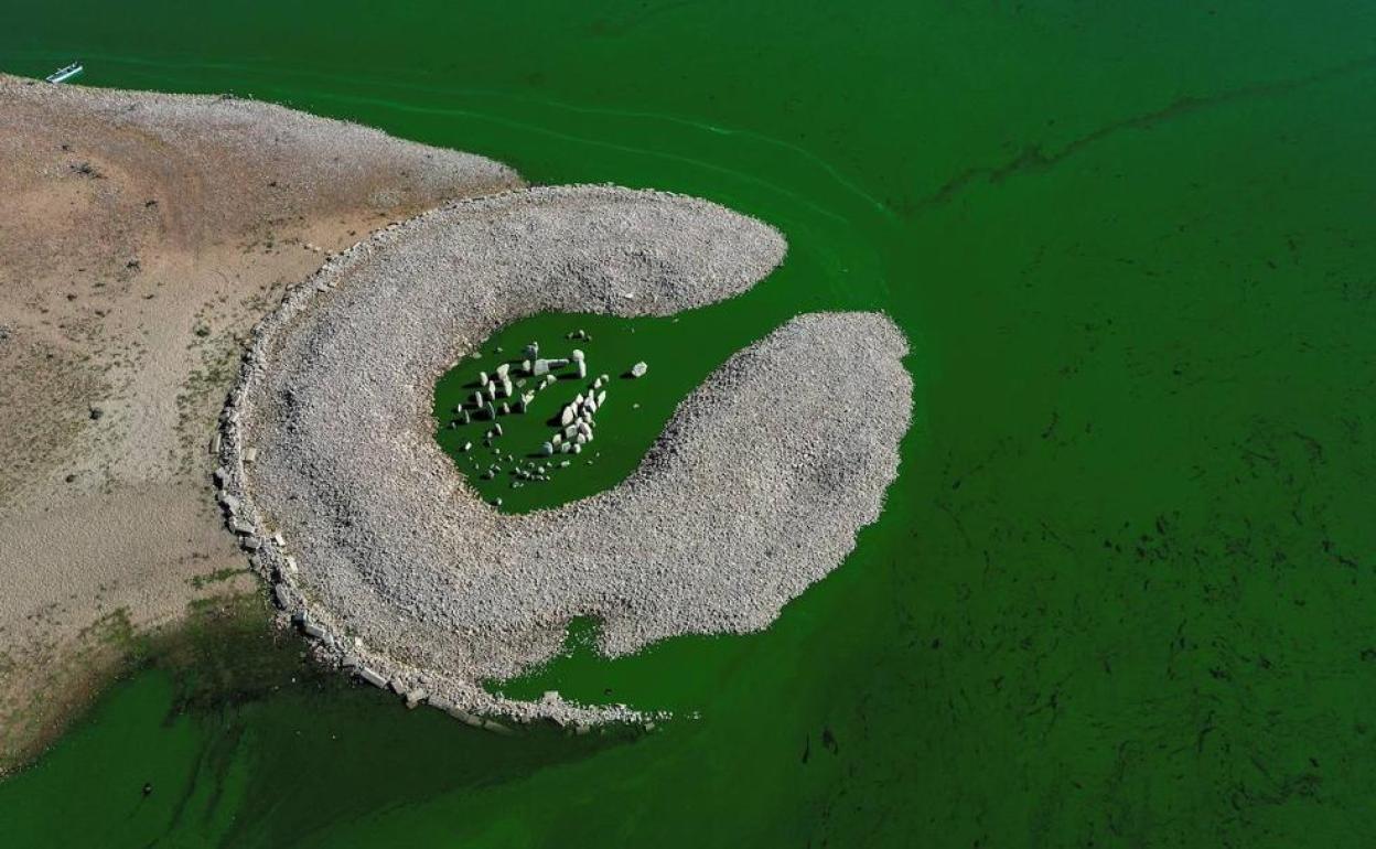 El dolmen, entre el agua y la tierra