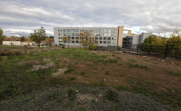 Solar para la ampliación, entre el edificio actual y la Ciudad Deportiva. 