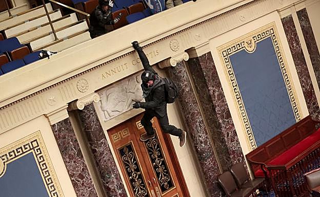 Una persona se cuelga del balcón del Senado.