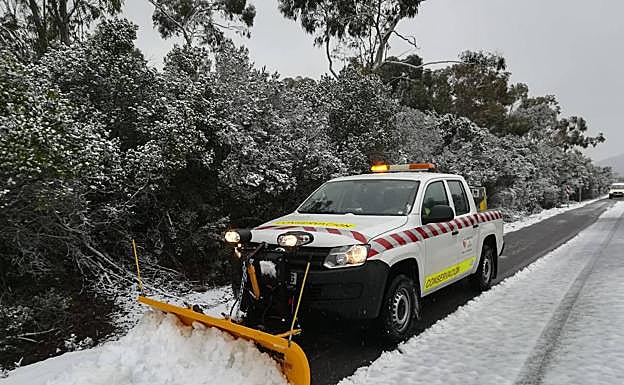Quitanieves de la Diputación de Cáceres en la carretera CC-20.2, de Villar del Pedroso a la EX 118.